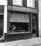 601821 Gezicht op de winkelpui van het pand Oudegracht 26 (De Grammophoonwinkel van Hans Broekman) te Utrecht.
